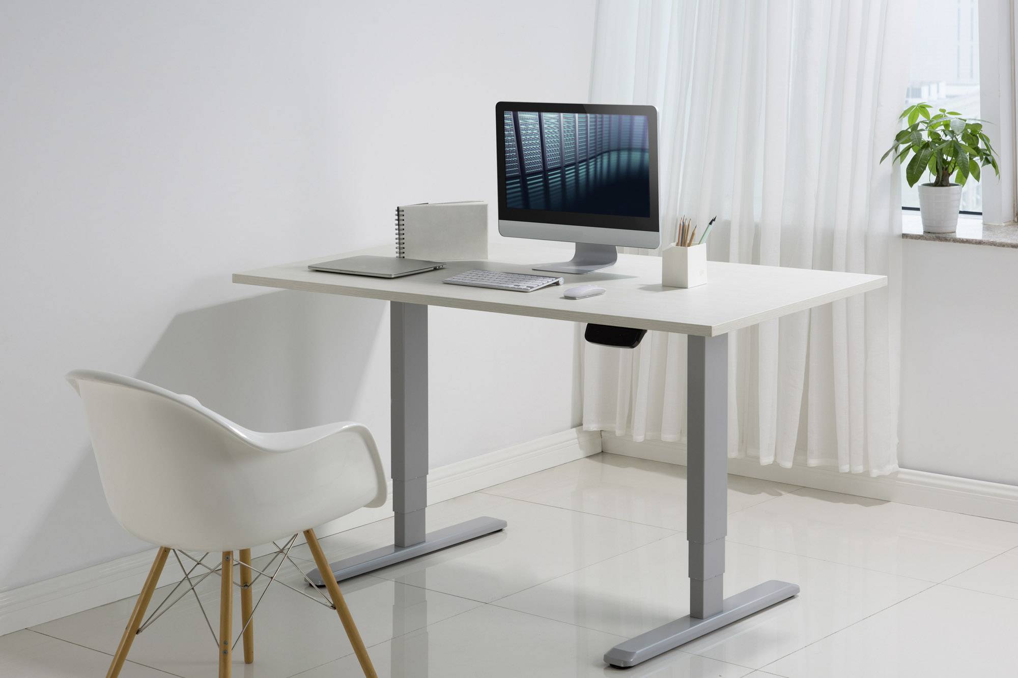 Höhenverstellbarer Schreibtisch mit T-Fuß