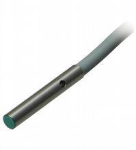 Kabelgebundener zylindrischer Sensor mit grünem Ende und Metallgehäuse, verwendet zur präzisen Erfassung von Position oder Bewegung.