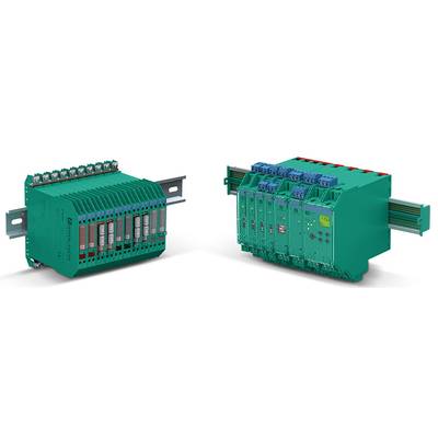 Zwei industrielle elektronische Geräte auf einer DIN-Schiene montiert, mit mehreren Anschlüssen und Bildschirmen zur Steuerungstechnik.