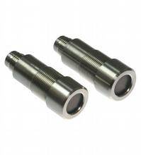 Zwei metallene zylindrische Objekte, vermutlich Maschinenteile, mit Gewinden an einem Ende, nebeneinander auf weißem Hintergrund.