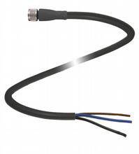 Elektrisches Kabel mit Stecker und drei abisolierten Drähten in Blau, Braun und Schwarz.