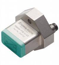 Ein rechteckiger Induktivsensor mit grüner Front, silbernem Gehäuse und schwarzem Anschluss. Markiert mit 'Pepperl+Fuchs'.