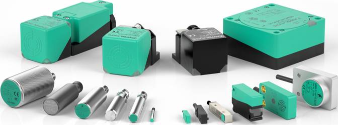 Verschiedene Sensoren in unterschiedlichen Formen und Größen, die auf einer weißen Oberfläche angeordnet sind.