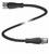 Ein schwarzes Kabel mit Steckverbindern an beiden Enden, S-förmig gebogen.