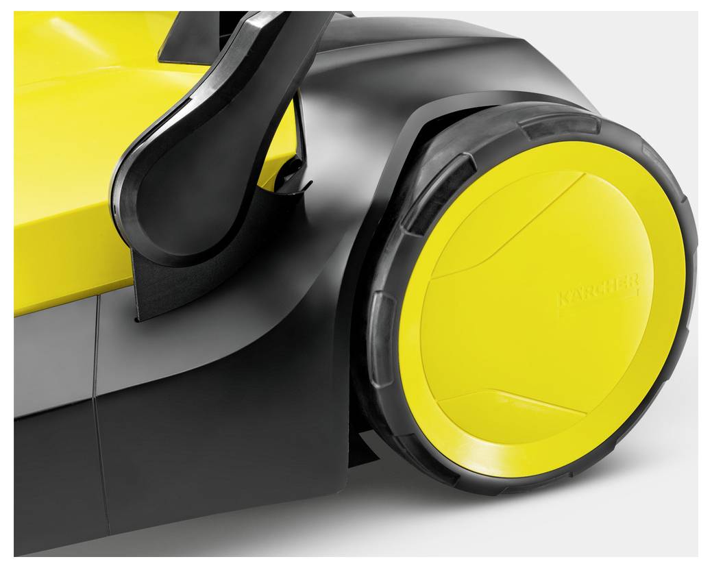 Nahaufnahme eines gelben und schwarzen Rades einer Reinigungsmaschine, die die Designdetails und das Logo auf der Radabdeckung hervorhebt.