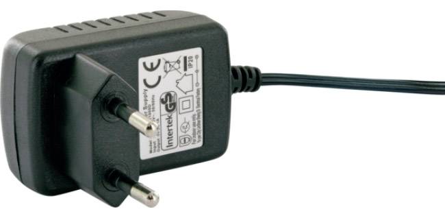 Schwarzes Netzteil mit EU-Stecker und langem Kabel, auf der Seite mit technischen Informationen bedruckt.