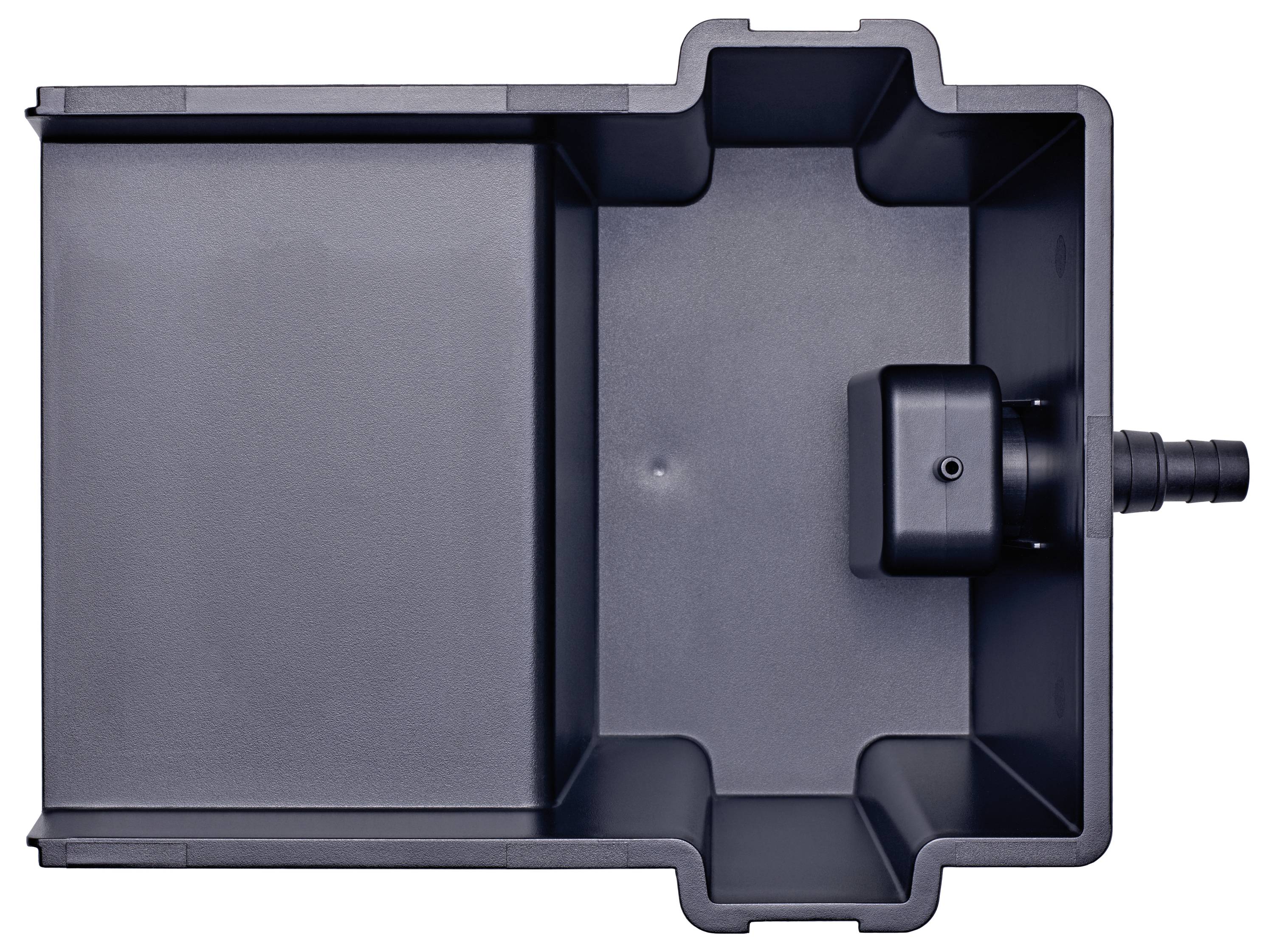 Kleiner Garten mit Holzstühlen, einem Brunnen aus Steinen, und Topfpflanzen auf dem Rasen. Friedliche Atmosphäre zum Entspannen.