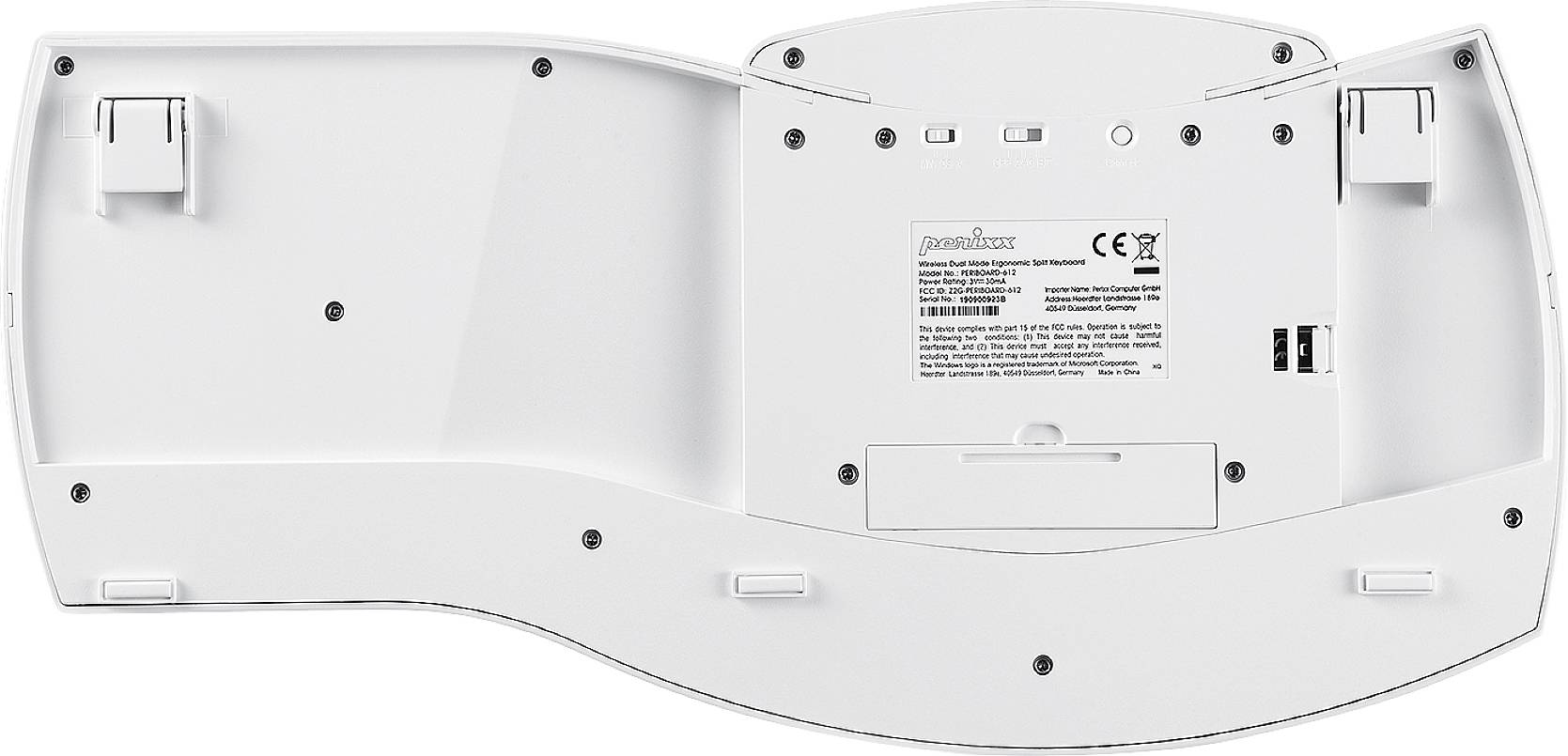 Rückseite einer elektronischen Waage mit Batteriefach und Informationsetikett.