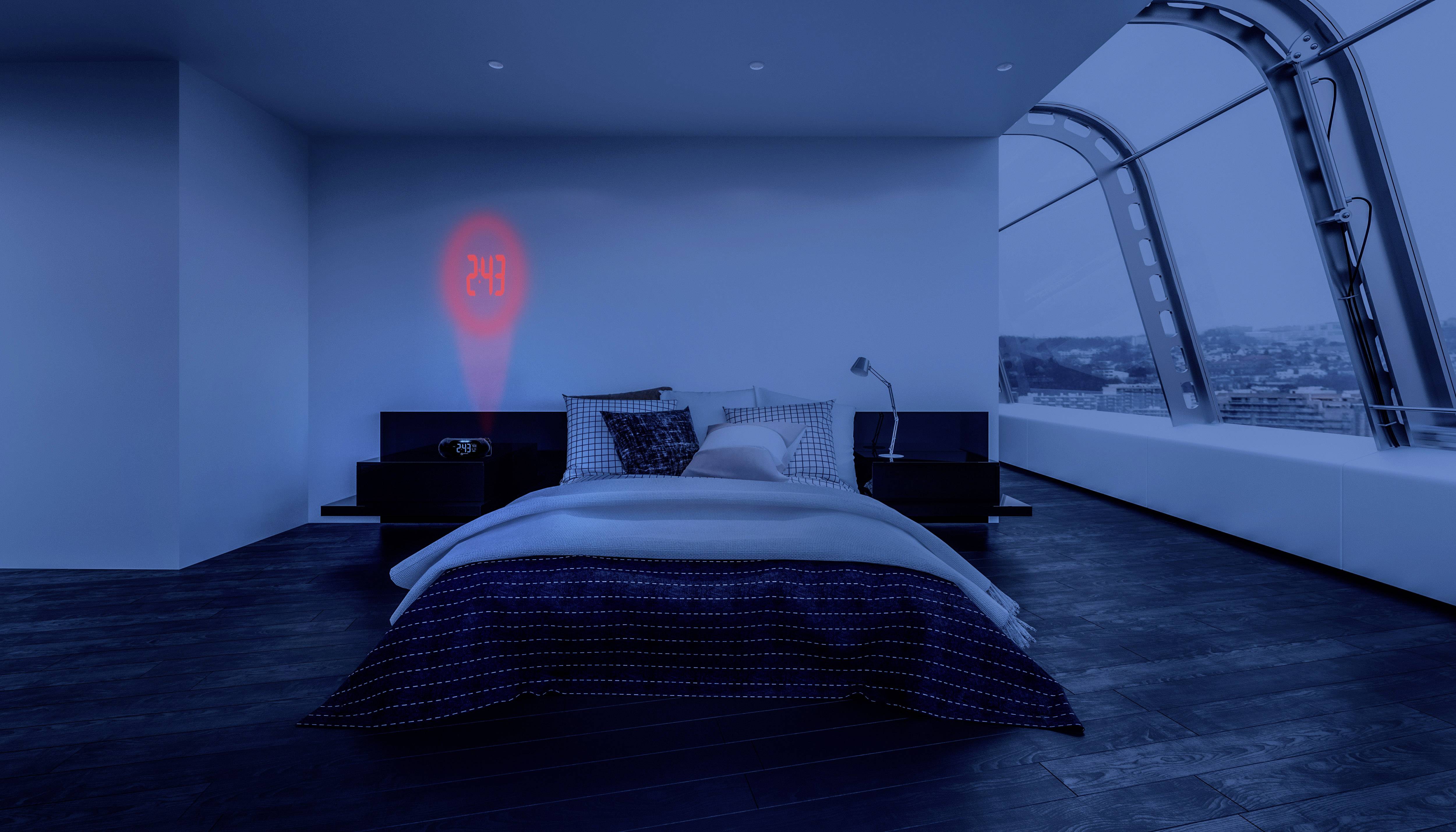 Modernes Schlafzimmer mit einem großen Bett, blauer Beleuchtung und einer digitalen Uhr, die '2:48' projiziert. Fenster mit Aussicht rechts.