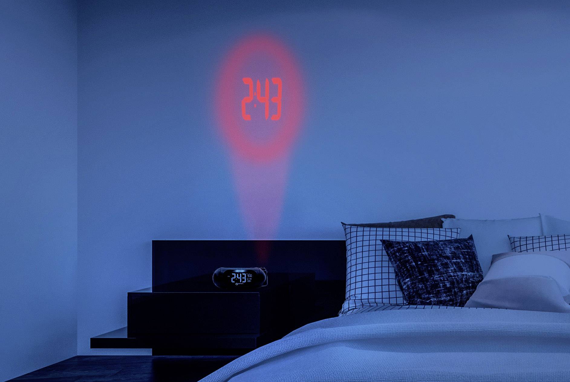 Wecker projiziert rote Zahlen '2:43' an die Wand in einem dunklen Schlafzimmer.