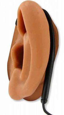 Ein Silikon-Ohr mit einem schwarzen Kabel, das als Überwachungsgerät oder Abhörvorrichtung fungieren könnte.