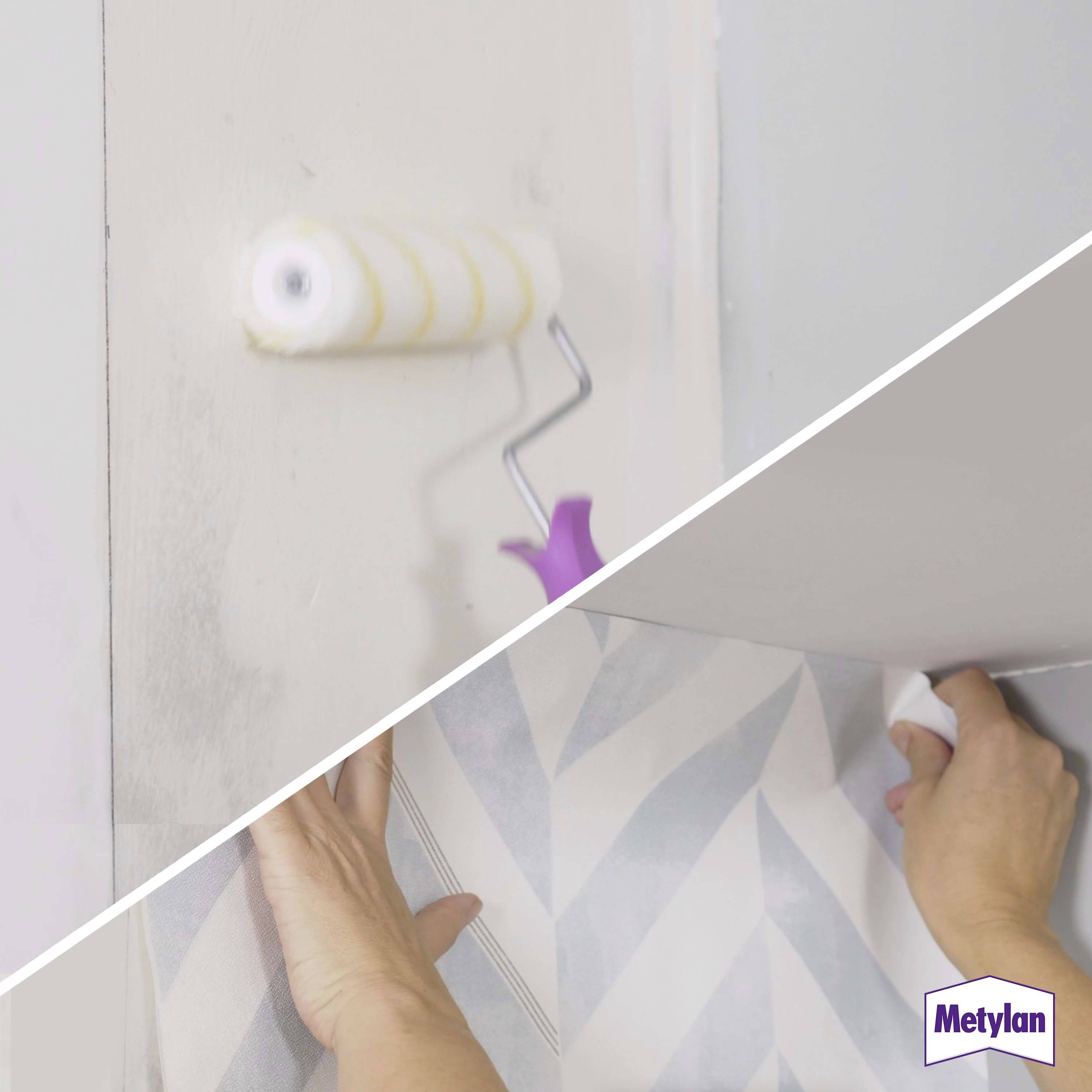 Ein geteiltes Bild zeigt eine Hand, die mit einer Rolle Kleber an einer Wand aufträgt, und eine andere Hand, die gemusterte Tapete glatt an die Wand drückt.
