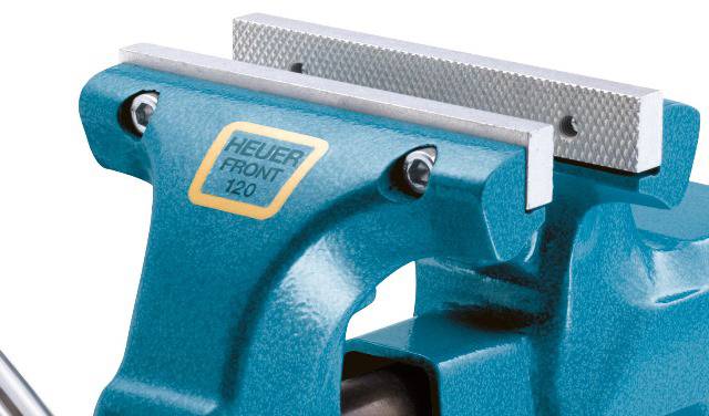 Blauer Schraubstock der Marke Heuer, Modell 'Front 120', mit silbernen Backen, montiert auf einer Werkbank.