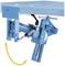 Mechanische Vorrichtung zur Höhenverstellung eines blauen Arbeitstisches mit Hydraulikzylinder und Schraubzwinge zur Fixierung.