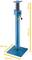 Blauer, höhenverstellbarer Ständer mit Hebel und Bodenplatte. Maße: Höhe 860 mm, Zusatzschnittstelle 200 mm, Basis 320 mm.