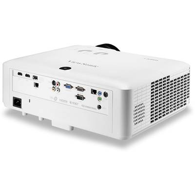 Ein weißer Projektor mit mehreren Anschlussmöglichkeiten auf der Rückseite, einschließlich HDMI, VGA und USB, steht auf einem Tisch.