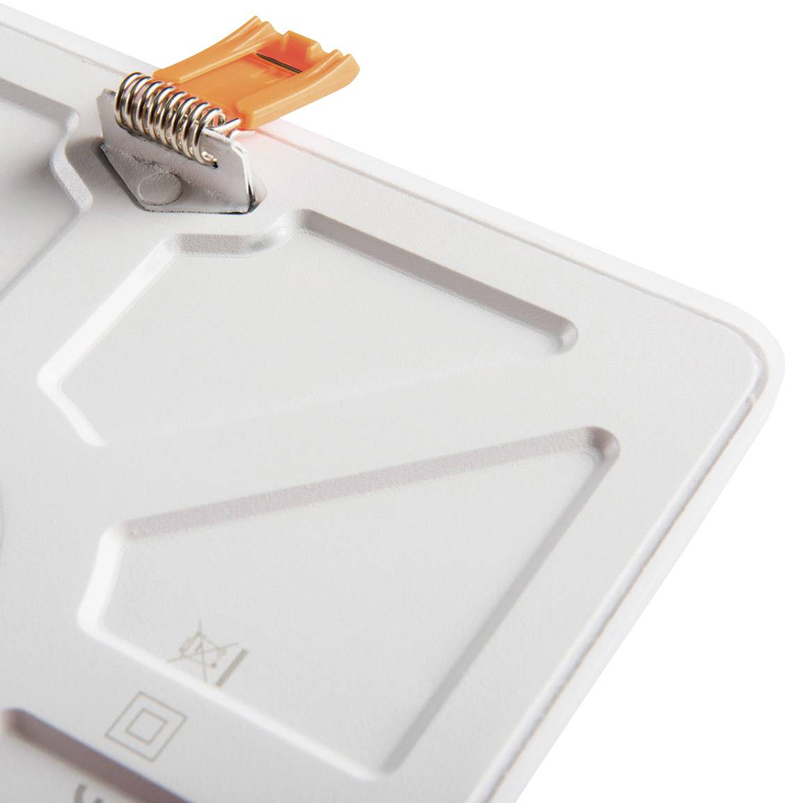 Ein weißer Lichtschalter mit einem orangen Kipphebel in Nahaufnahme, der Fokus liegt auf der mechanischen Feder oben.