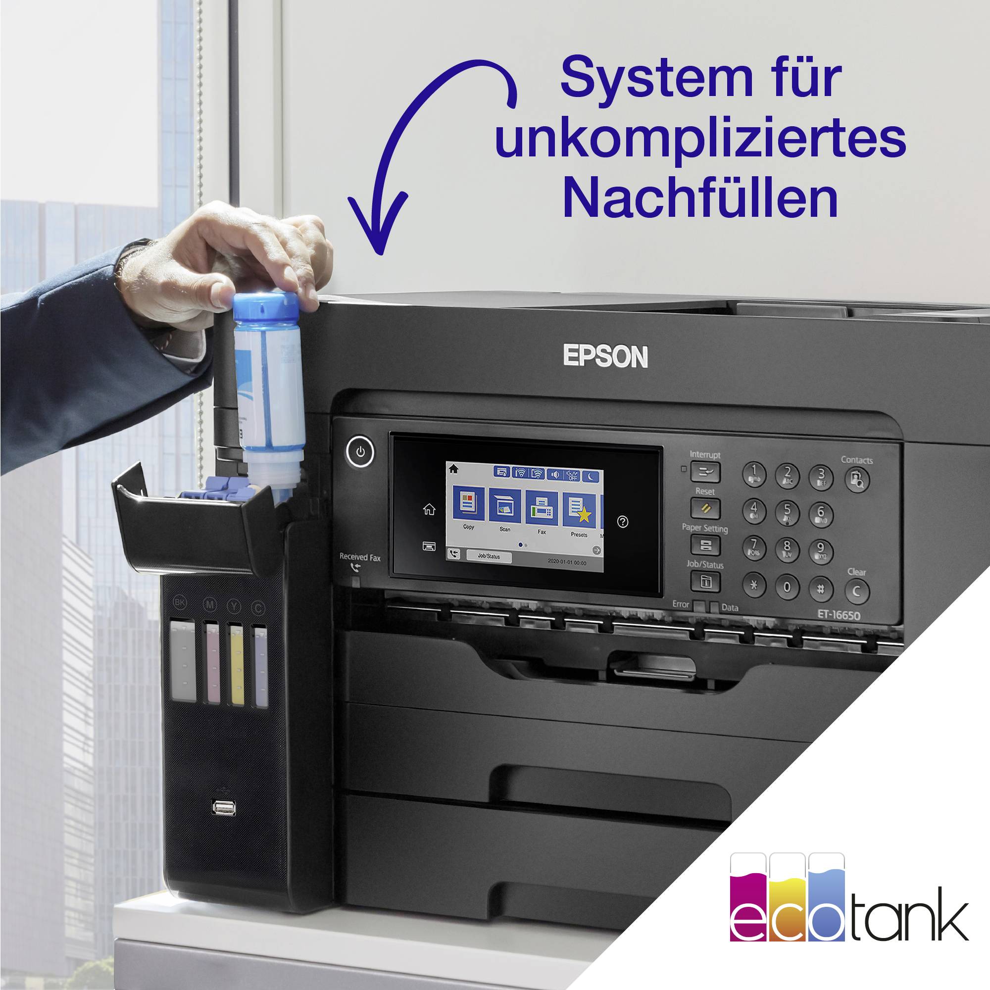 Eine Person füllt Tinte in einen Epson-Drucker mit einem 'System für unkompliziertes Nachfüllen'. Etikett: EcoTank.