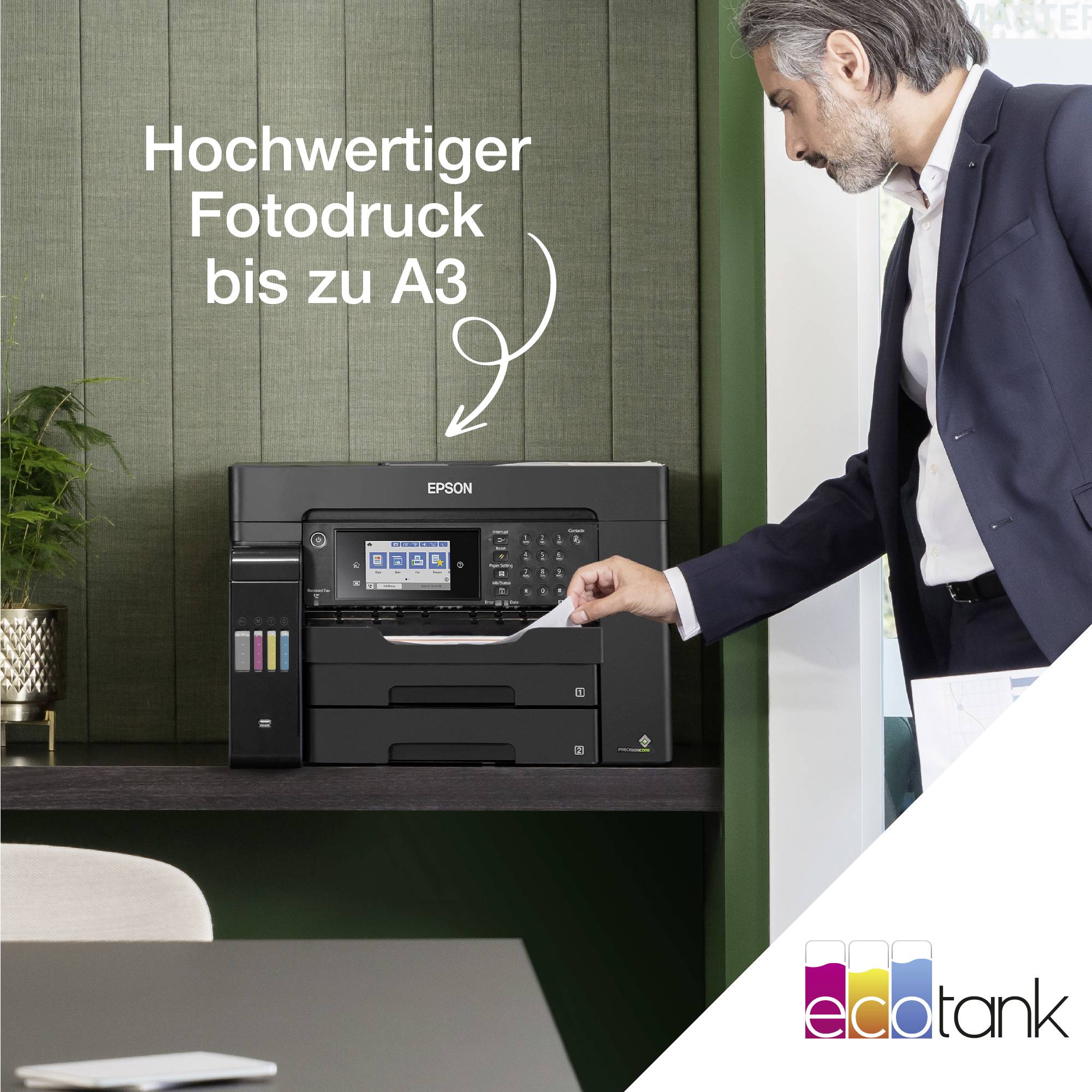 Mann bedient einen Epson-Drucker in einem Büro; Text: 'Hochwertiger Fotodruck bis zu A3'. Ecoltank-Logo unten rechts.