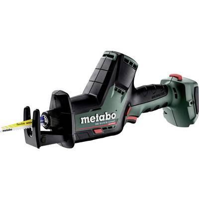 Schnurlose Metabo-Reciprosäge mit Sägeblatt, das durch ein Holzstück schneidet, in Seitenansicht vor weißem Hintergrund dargestellt.
