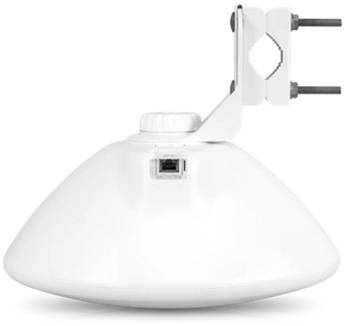 Eine weiße, runde drahtlose Antenne mit Wandhalterung. Oben rechts befinden sich zwei Schrauben zur Befestigung. Geeignet für Außenmontage.
