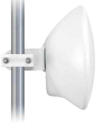 Runde Parabolantenne an einem vertikalen Metallmast montiert.
