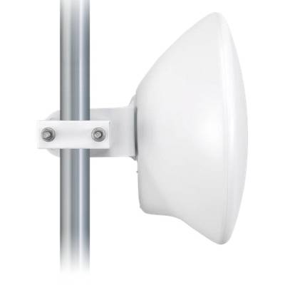 Runde Parabolantenne an einem vertikalen Metallmast montiert.