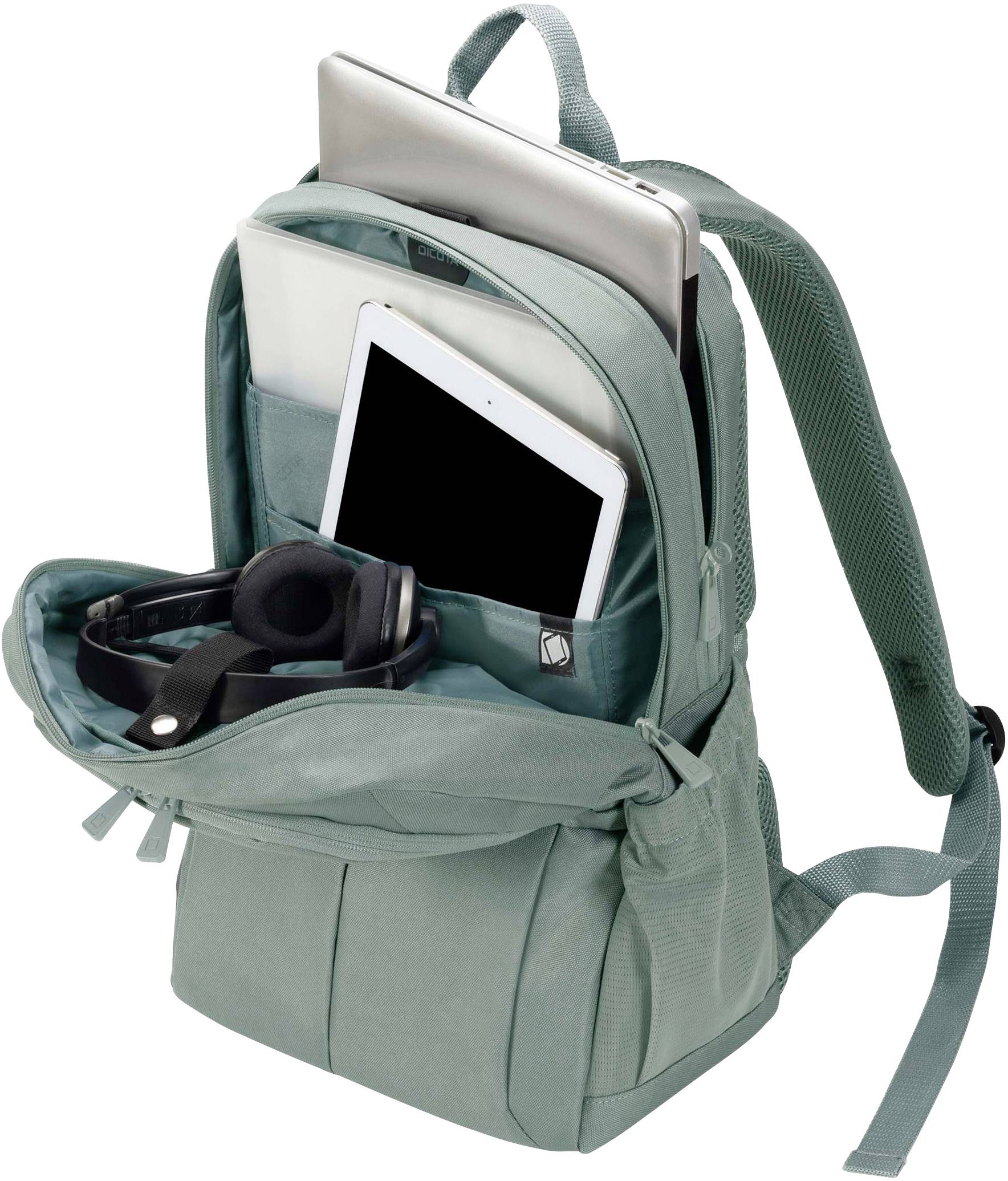 Ein geöffnetes, grünes Laptop-Rucksack zeigt einen Laptop, ein Tablet und Kopfhörer in separaten Fächern für Technikaufbewahrung.