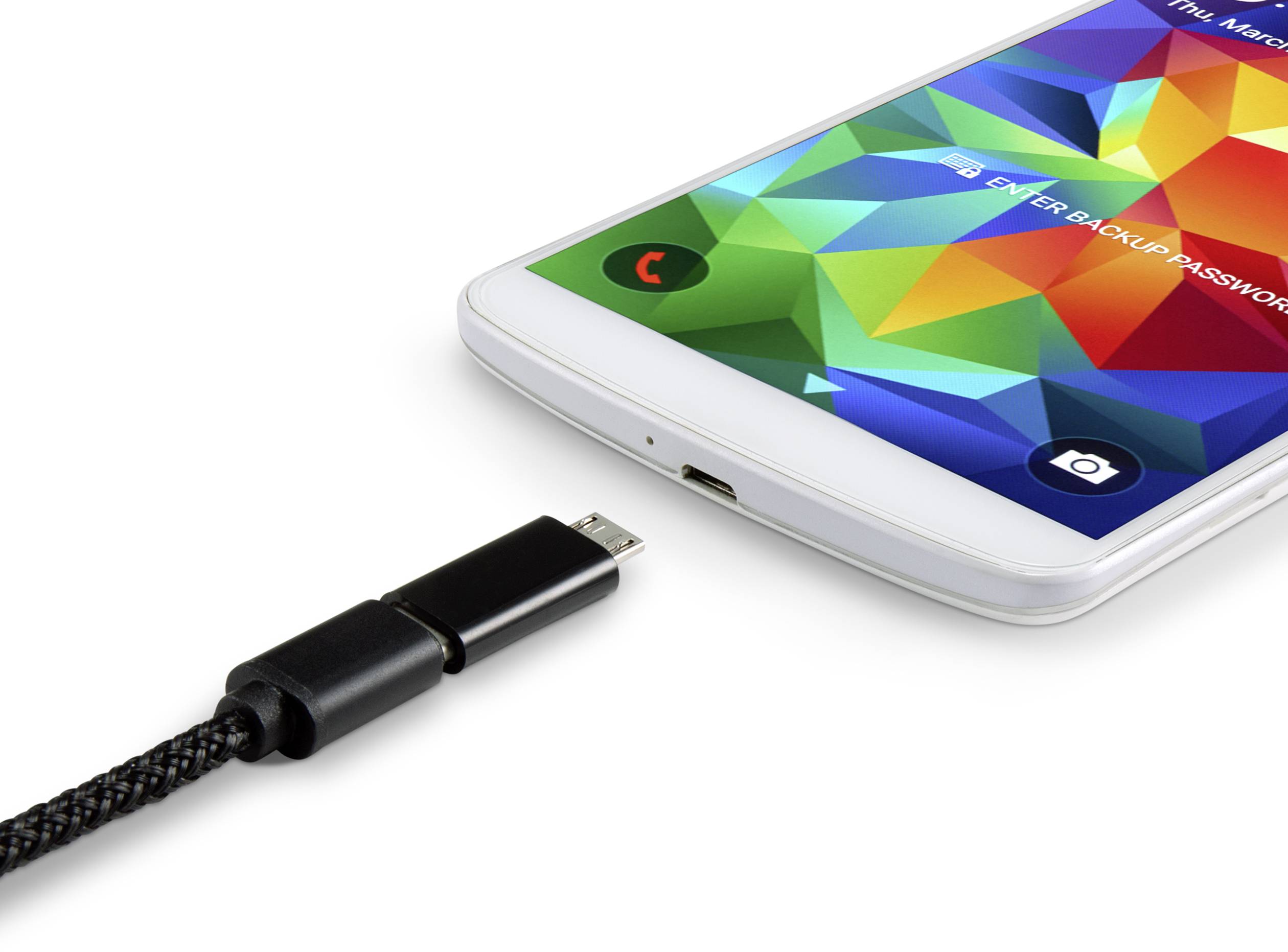 Ein Smartphone mit buntem Display liegt auf einem weißen Tisch. Ein USB-Kabel ist nah am Ladeanschluss des Smartphones positioniert.