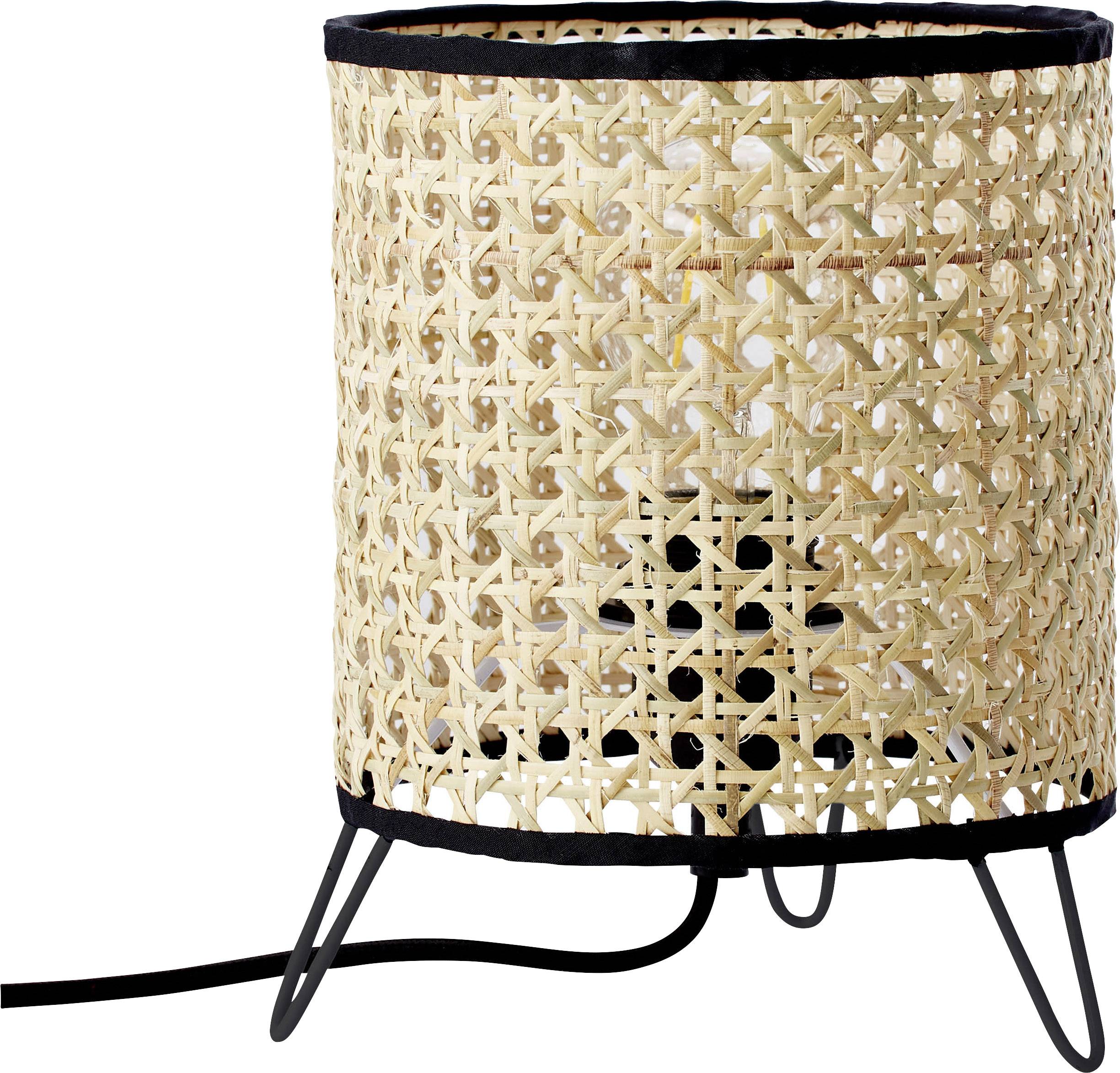 Eine Tischlampe mit geflochtenem Rattan-Schirm und drei Metallbeinen, die einen natürlichen und modernen Look verleiht.