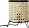 Eine Tischlampe mit geflochtenem Rattan-Schirm und drei Metallbeinen, die einen natürlichen und modernen Look verleiht.
