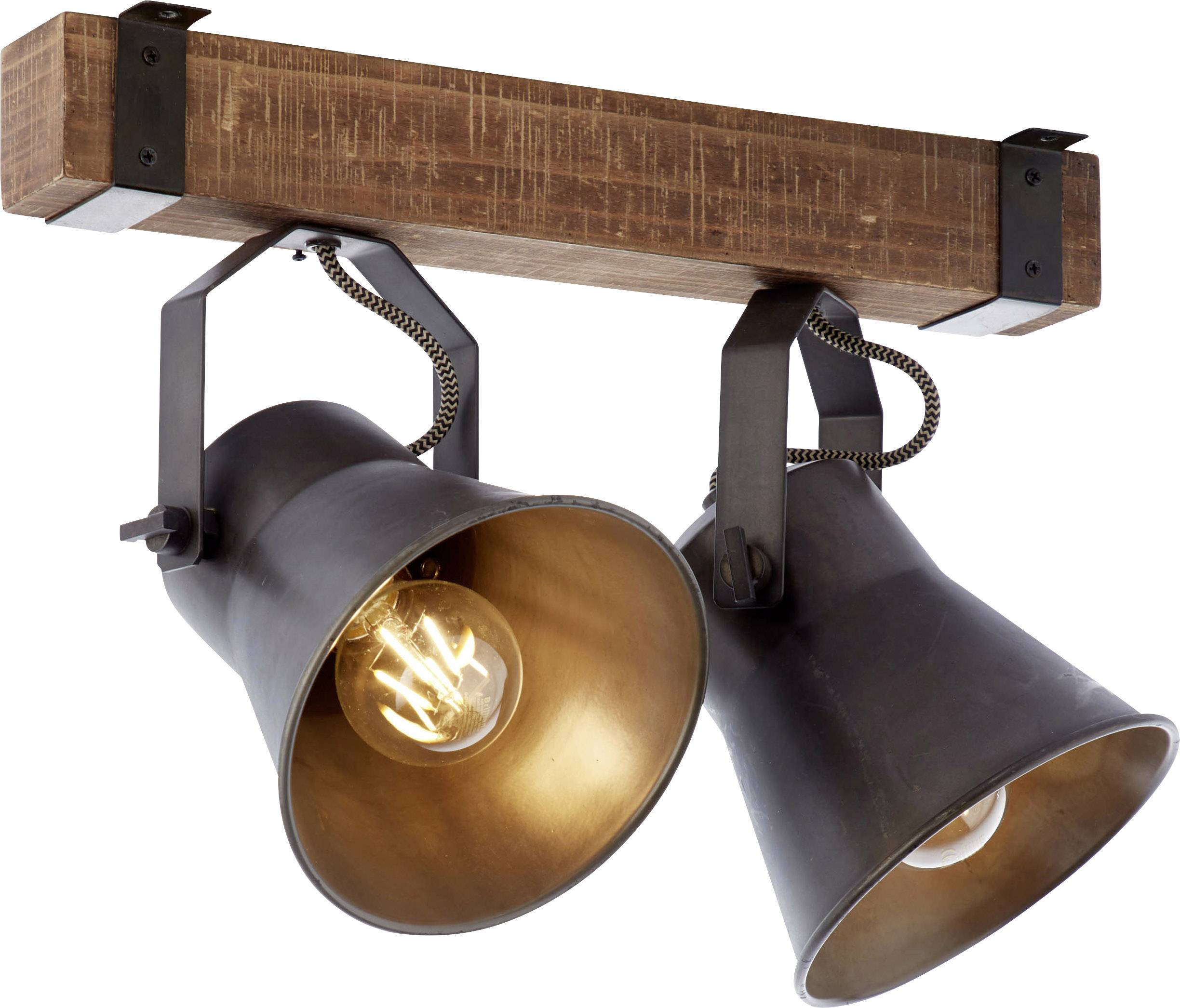 Zweiflammige Deckenleuchte mit rustikalem Holzbalken und Metalllampenschirmen, eingeschaltet, strahlt warmes Licht aus.