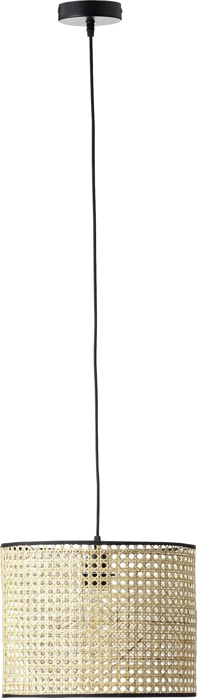 Eine Pendelleuchte mit schwarzem Kabel und einem runden, geflochtenen Lampenschirm aus Naturmaterial.