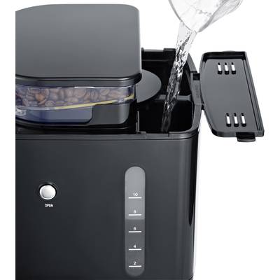 Kaffeemaschine mit Bohnenfach, nebenan wird Wasser eingefüllt.