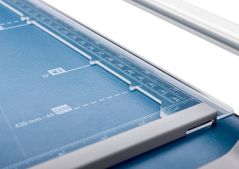 Nahaufnahme eines Papierschneiders mit blauer Oberfläche, Lineal und Sicherheitshebel. Geeignet zum präzisen Schneiden von Papieren.