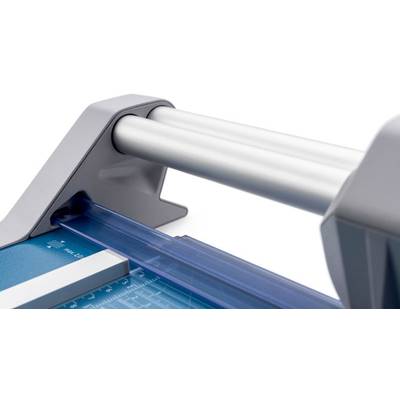 Papierschneidemaschine zeigt eine Klinge über einem blauen Lineal auf einem Schneidetisch, geeignet für präzises Zuschneiden von Papier.