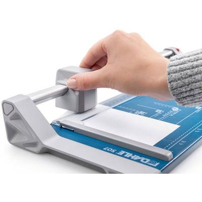 Eine Hand bedient einen Papierschneider, um ein Blatt Papier präzise zu schneiden. Der Schneider hat ein blaues Lineal mit Maßen.
