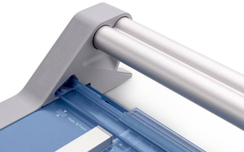 Nahaufnahme eines Papierschneiders mit blauer Schneidefläche, zwei Metallstäben und einem grauen Gehäuse.