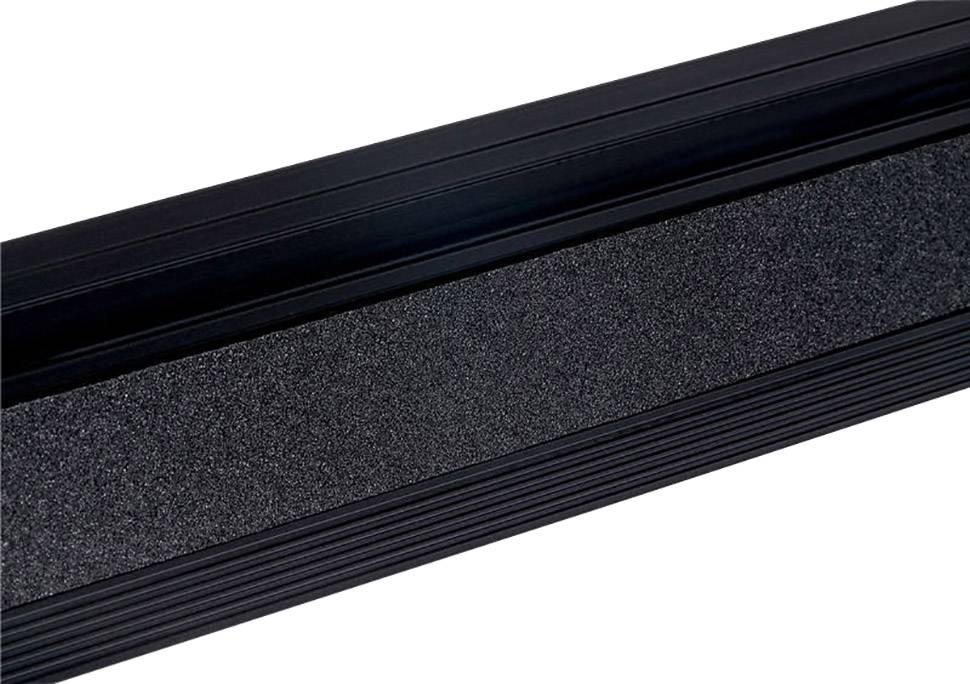 Schwarze Gitarrenfußleiste mit strukturiertem Gummi in der Mitte und gerippten Kanten, dient zum Schutz von Instrumenten.