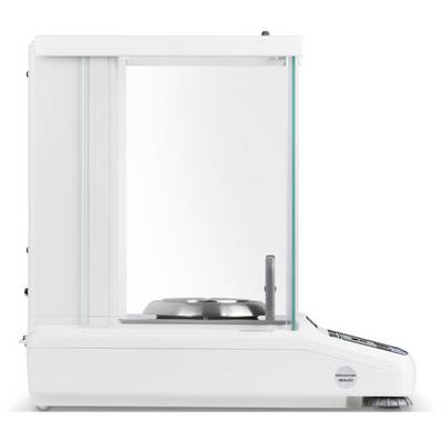 Digitale Laborwaage mit transparentem Schutzgehäuse und digitaler Anzeige, geeignet für präzise Messungen im Laborumfeld.