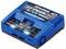 Ein blauer, tragbarer Batterieladegerät für Hochleistungsbatterien, mit digitaler Anzeige und mehreren Anschlüssen.
