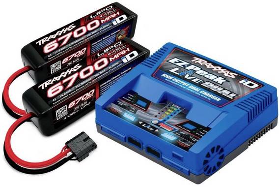 Ein blaues Traxxas EZ-Peak Live Dual LiPo-Ladegerät mit zwei Traxxas 6700mAh LiPo-Akkus.