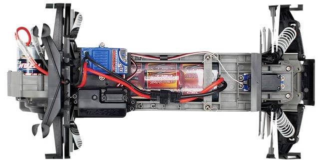 Ansicht eines ferngesteuerten Auto-Chassis von oben, zeigt Batterie, Verkabelung und Motor. Keine Karosserie, nur interne Bauteile sichtbar.