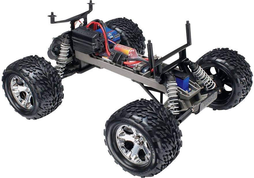 Spielzeug-RC-Auto mit großer Federung und griffigen Reifen auf einem weißen Hintergrund. Erkennbar sind Batterien und Motor.