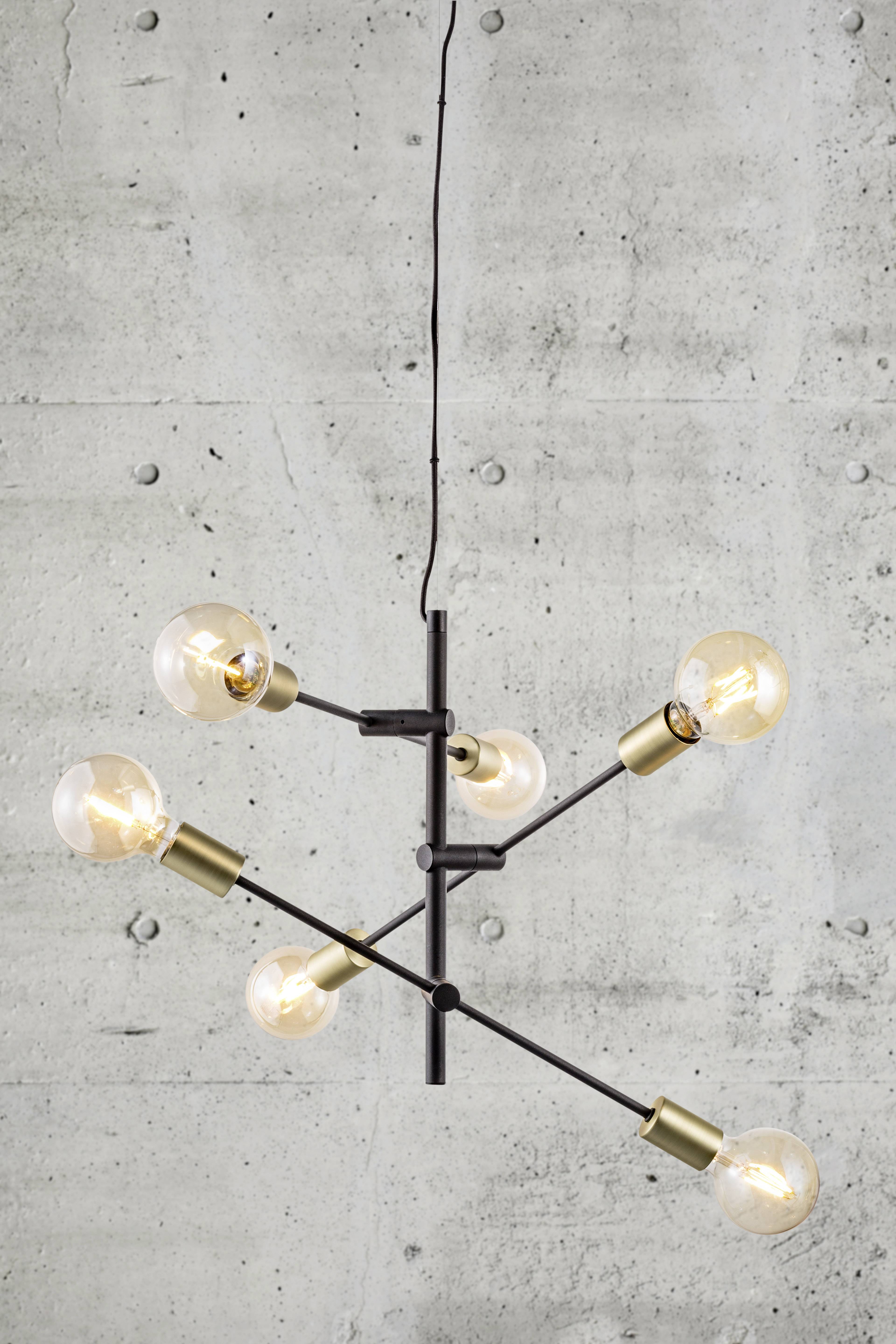 Eine moderne, schwarze Deckenleuchte mit sechs freiliegenden Glühbirnen in einem geometrischen Design vor einer Betonwand.