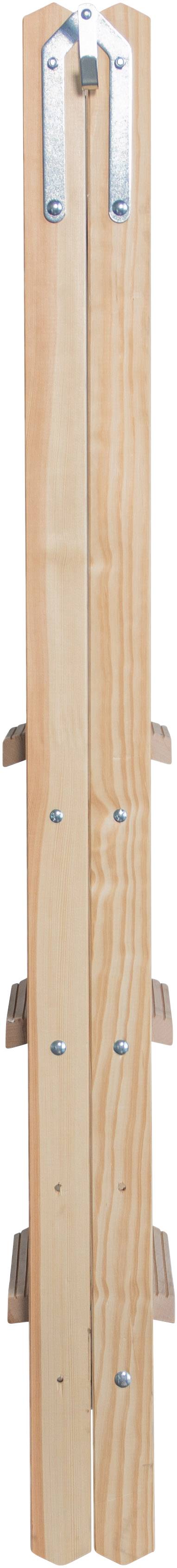 Holzskibrett mit Metallbeschlägen, vertikal aufgestellt. Hauptsächlich aus hellem Holz, mit vier Metallteilen zur Verbindung und Stabilisierung.