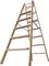 Holzleiter mit mehreren Sprossen, vollständig ausgeklappt und stabil stehend. Geeignet für den Innen- und Außenbereich.