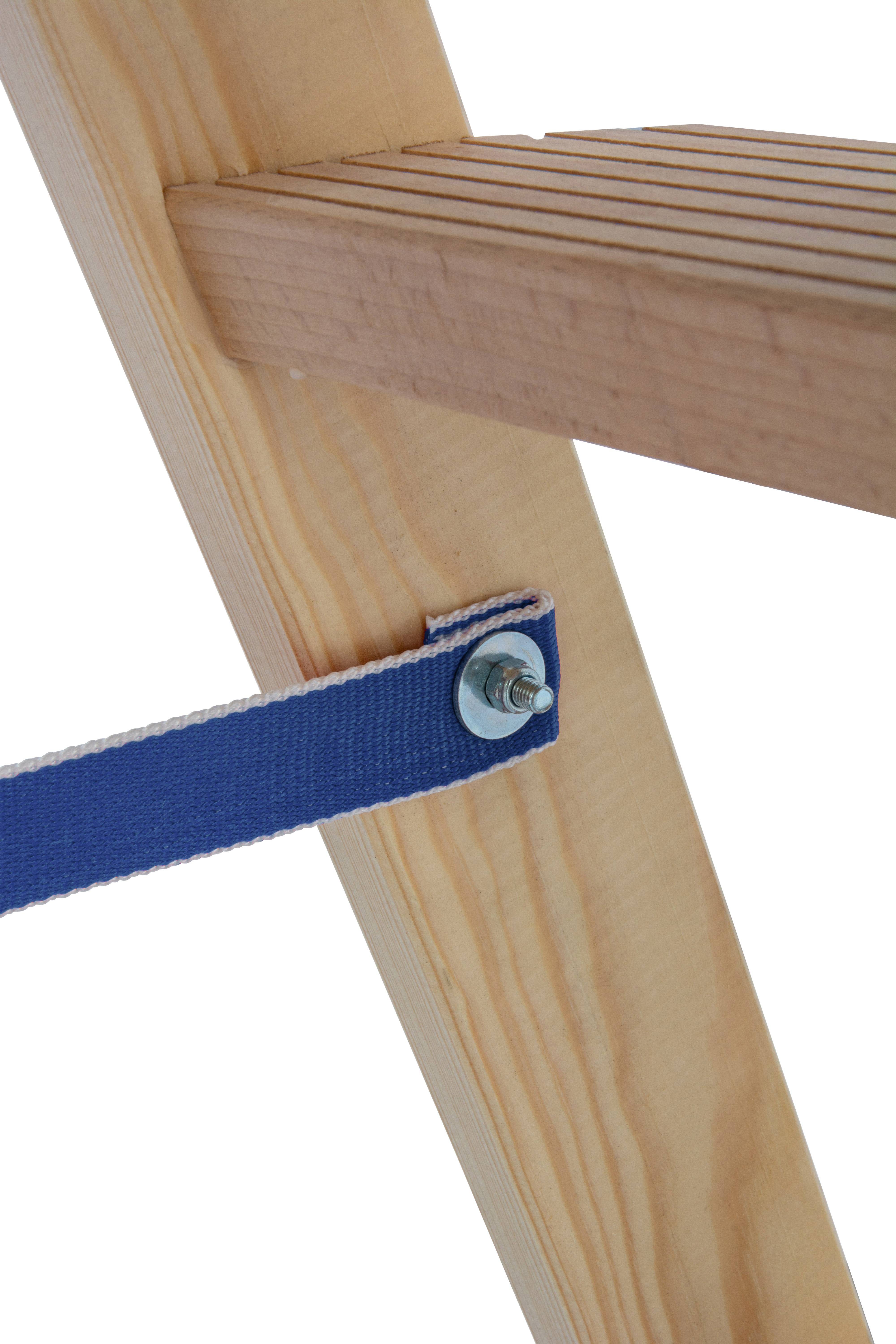 Holzleiter mit blauer Gurtbefestigung an einer Stufe, zeigt die Konstruktion und Stabilität.
