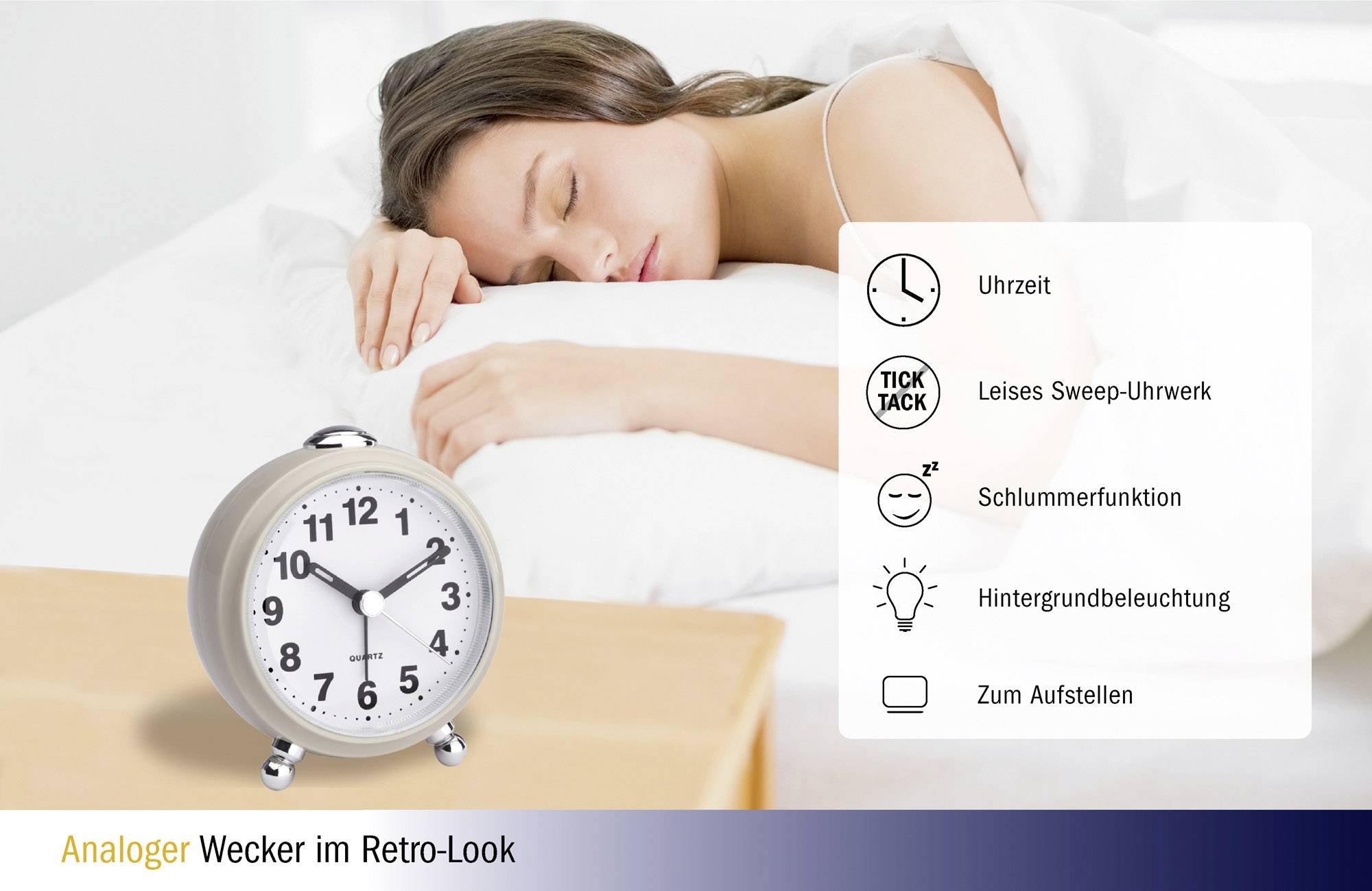 Frau schläft neben analogem Wecker im Retro-Look. Wecker zeigt Uhrzeit. Text im Bild beschreibt Uhrfunktionen wie Schlummern und Beleuchtung.