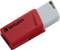 Ein roter USB-Stick der Marke Verbatim mit grauem Anschluss.